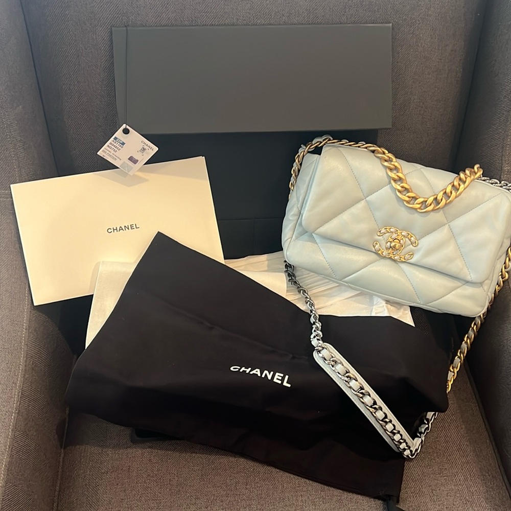 Chanel 19 medium quilted Flap Bag - light blue